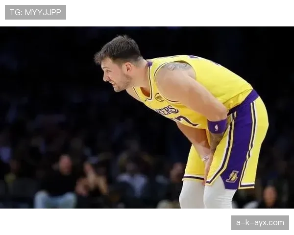 怀特无球跑动撕裂防线迫使东契奇换防提升三分空间