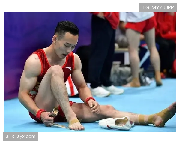 肖若腾今天比赛场边居然穿着拖鞋，这生活态度也太随性了吧！